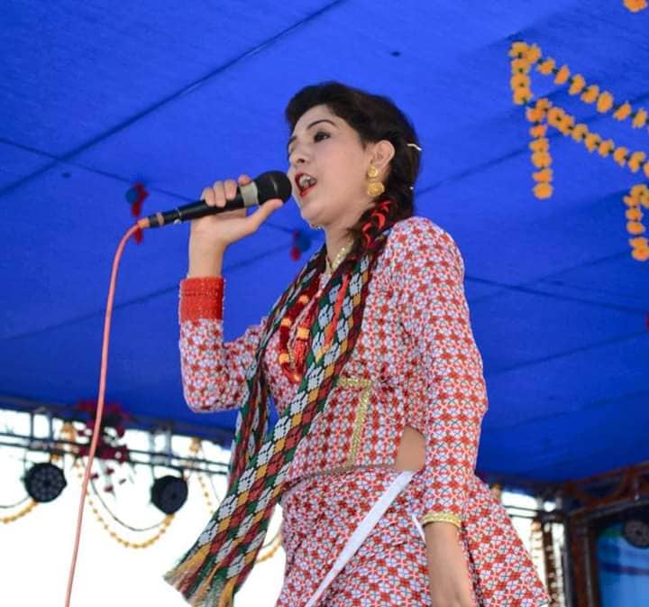 बागलुङ महोत्सबमा गायिका सम्झनाकाे प्रस्तुतीले ह्वात्तै दर्शक बढायाे