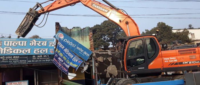 लुम्बिनी प्रादेशिक अस्पताल परिसरमा रहेका व्यवसायिक सटरमा डोजर