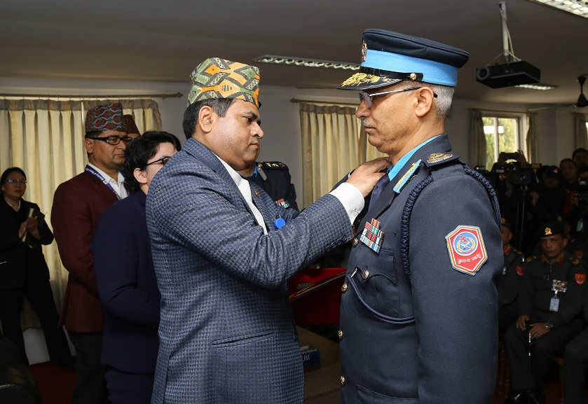 नवनियुक्त प्रहरी महानिरीक्षक ज्ञवालीलाई दर्ज्यानी चिन्ह प्रदान