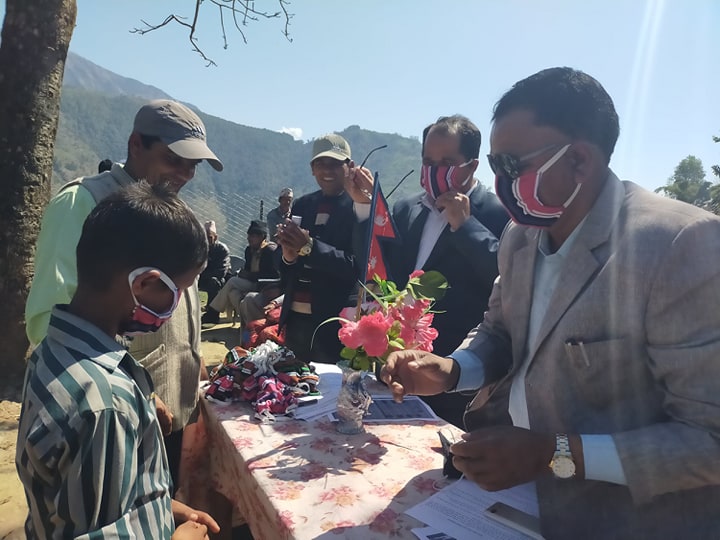कोरोनाकाे संक्रमणबाट जाेगिन दार्चुलाको शैल्यशिखर नगरपालिकाद्वारा निशुल्क मास्क वितरण