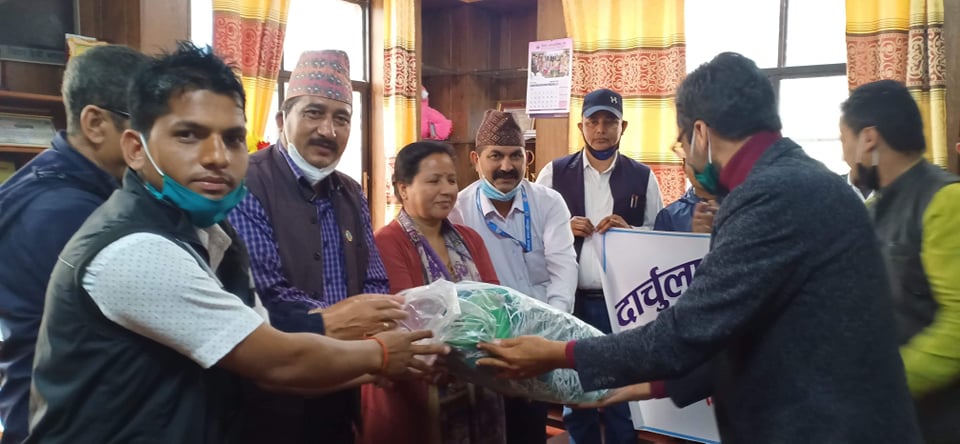 दार्चुला लेकम समाजद्वारा भीमदत्त नगरपालिकालाई १ हजार मास्क हस्तान्तरण