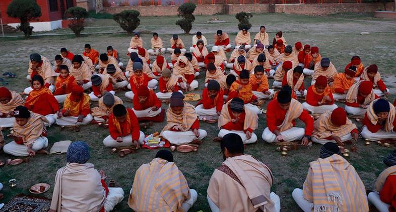 काठमाडौं गौशालास्थित नेपाल वेद विद्याश्रम परिसरमा अध्ययन गर्दै विद्यार्थी