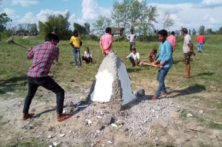 नेपाली भूमिमा सीमास्तम्भ गाडिएको भन्दै कञ्चनपुरका युवाले गरे सीमास्तम्भमा ताेडफाेड