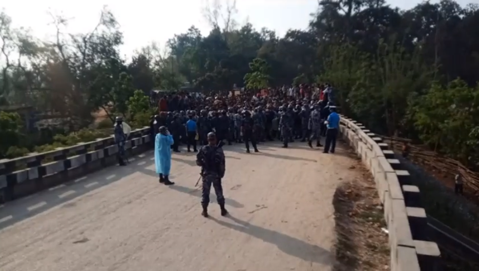 कैलालीको गौरिफन्टा नाकामा सरकार विरुद्ध नाराबाजी, प्रहरीमाथि ढुंगा प्रहार