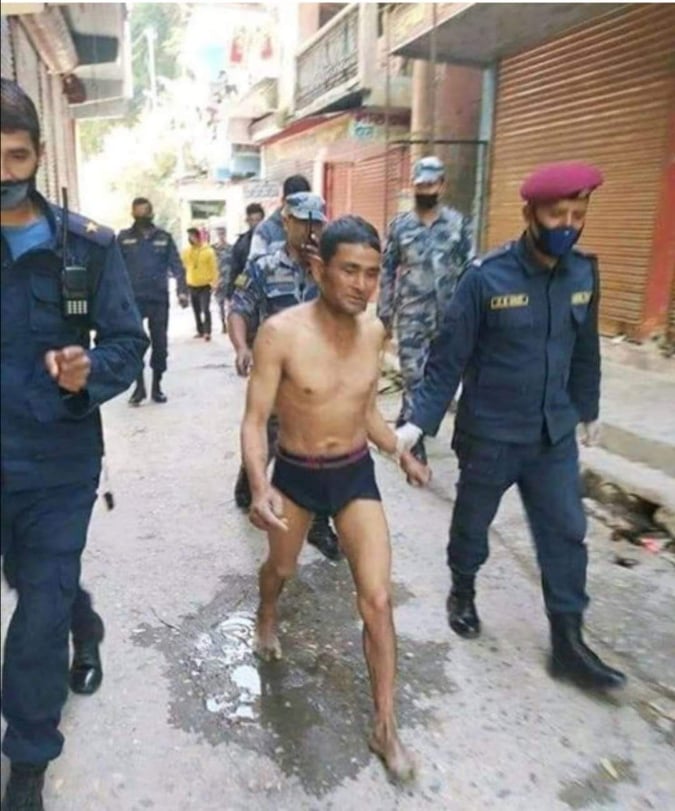 महाकालीमा हाम फालेर नेपाल प्रवेश गरेपछि इन्द्र खत्रीलाइ प्रहरीले पक्राउ गरेकाे 