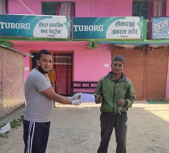 महाकाली नदीमा हाम फालेर नेपाल फर्केका इन्द्र खत्रीलाई बोलन्या थलीको आर्थिक सम्मान