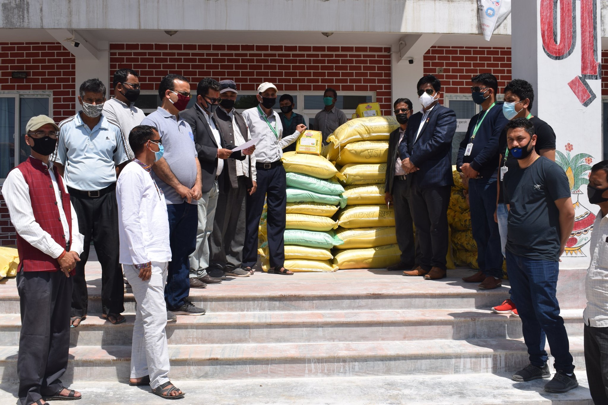 बेदकोट नगरपालिकालाई व्यवसायीहरुले गरे खाद्यान्न हस्तान्तरण