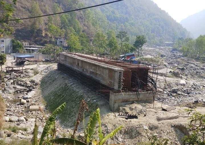 बाह्रविसे नगरपालिका र त्रिपुरासुन्दरी गाउँपालिका जोड्ने सुनकोसी पुल अलपत्र