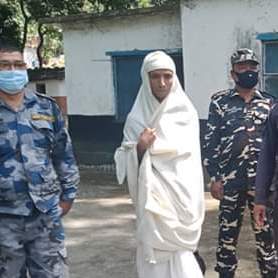 भारतमै आमाको किरिया बसेका बासुदेवले ६ दिनपछि नेपाल आउन पाए