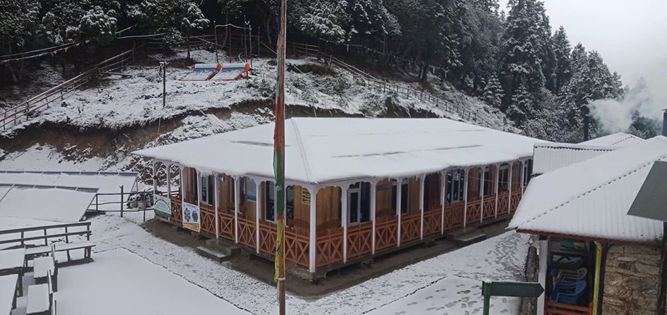 हेलम्बुमा भारि हिमपात, जाने हैन त हिउँ खेल्दै ग्रेटट्रेल हेर्न !