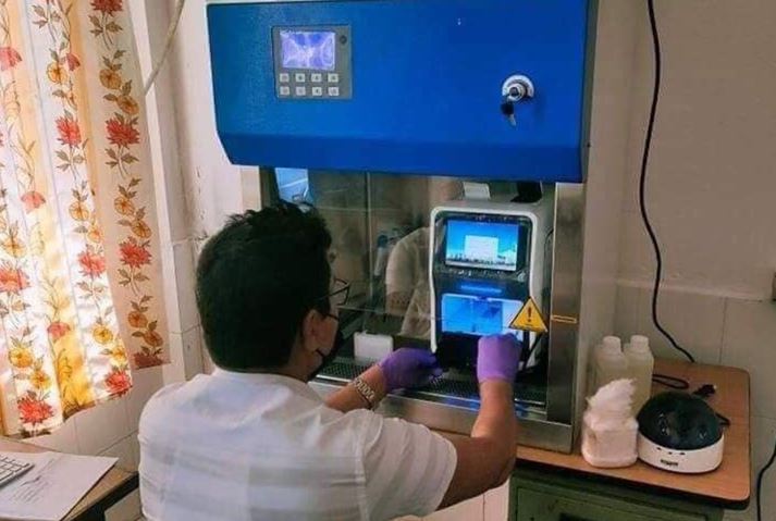 धनगढीमा कोरोना भाइरस परीक्षण गर्ने उपकरण जडान गरिदै