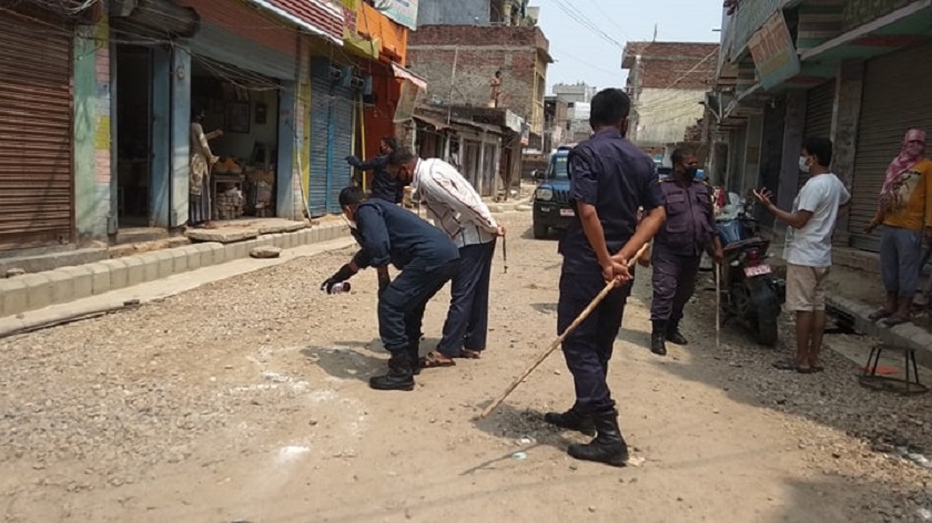 जनकपुरमा सडकमा पैसा फालेर भाग्ने २ महिला पक्राउ