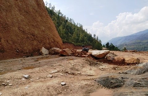 लोकमार्ग अवरोध प्रहरीले खुलायो