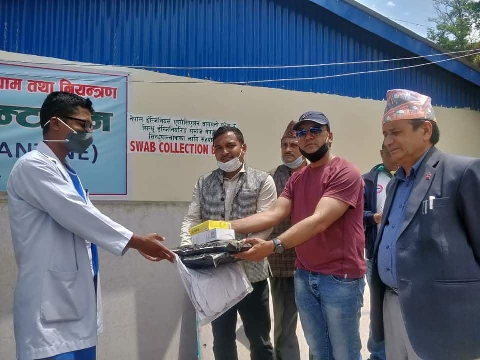 इञ्जिनियर्स एशोसिएशनबाट स्वास्थ्य सामग्री हस्तान्तरण