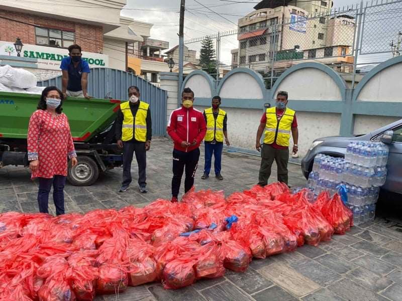 जोन्ता र रोटरी क्लब, काठमाडौँले पैदलयात्रीलाई विभिन्न खाद्यान्न सामाग्री दियो