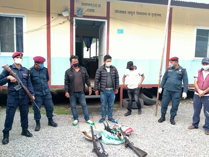 घरेलु हतियार प्रयोग गरी जंगली जनावर मार्ने २ जना प्रकाउ