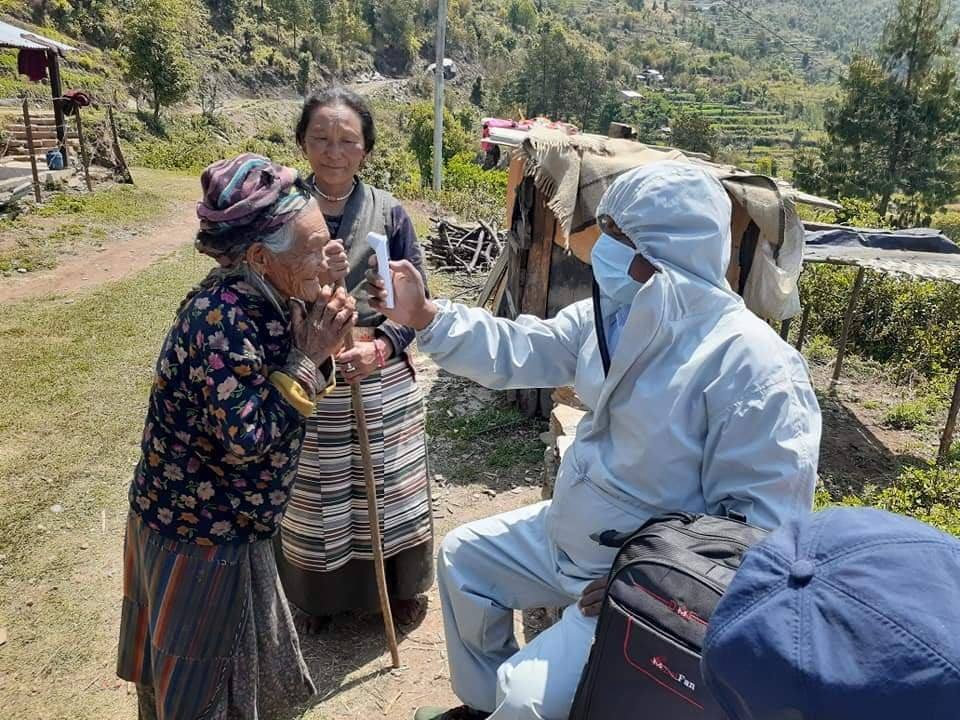 घर घरमा स्वास्थ्यकर्मी र औषधि