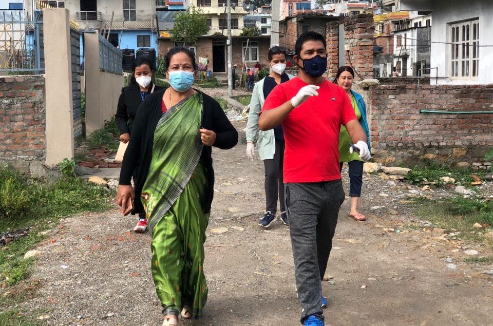 मध्यपुर थिमी–२ मा अनुगमन सहित घर-घरमा पुगि दोस्रो चरणको राहत वितरण