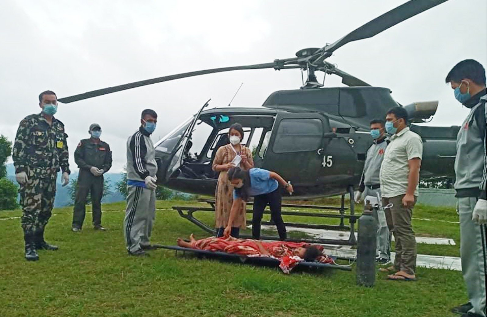 खर्च अभावले अस्पतालबाट फर्काइएकी सुत्केरीलाई हेलिकप्टरबाट काठमाडौं ल्याइयो