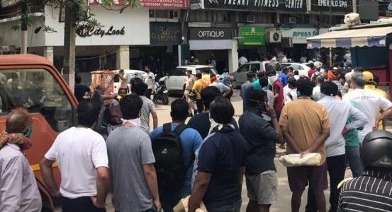 भारतको उत्तरप्रदेशमा एक दिनमै एक अर्बको मदिरा बिक्री, पसलेले गरे ग्राहकमाथि पुष्पवर्षा