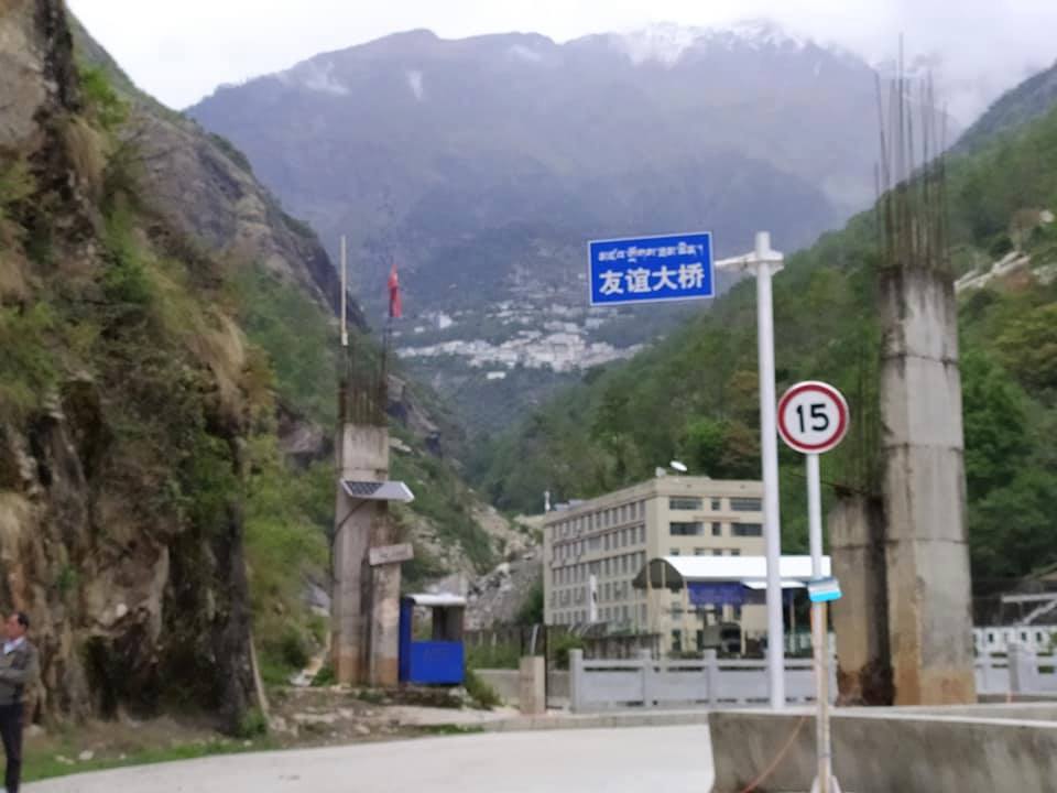 तातोपानी भन्सारले विभिन्न व्यक्तिहरुसँग छलफल गर्दै