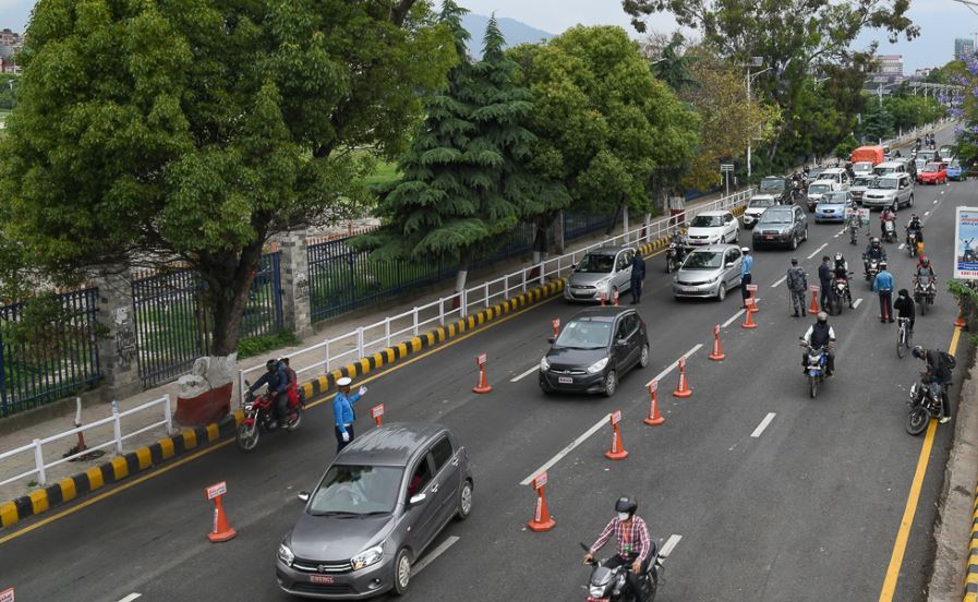 उपत्यकामा लकडाउन खुलेकाे हो ? बढ्यो चहलपहल !