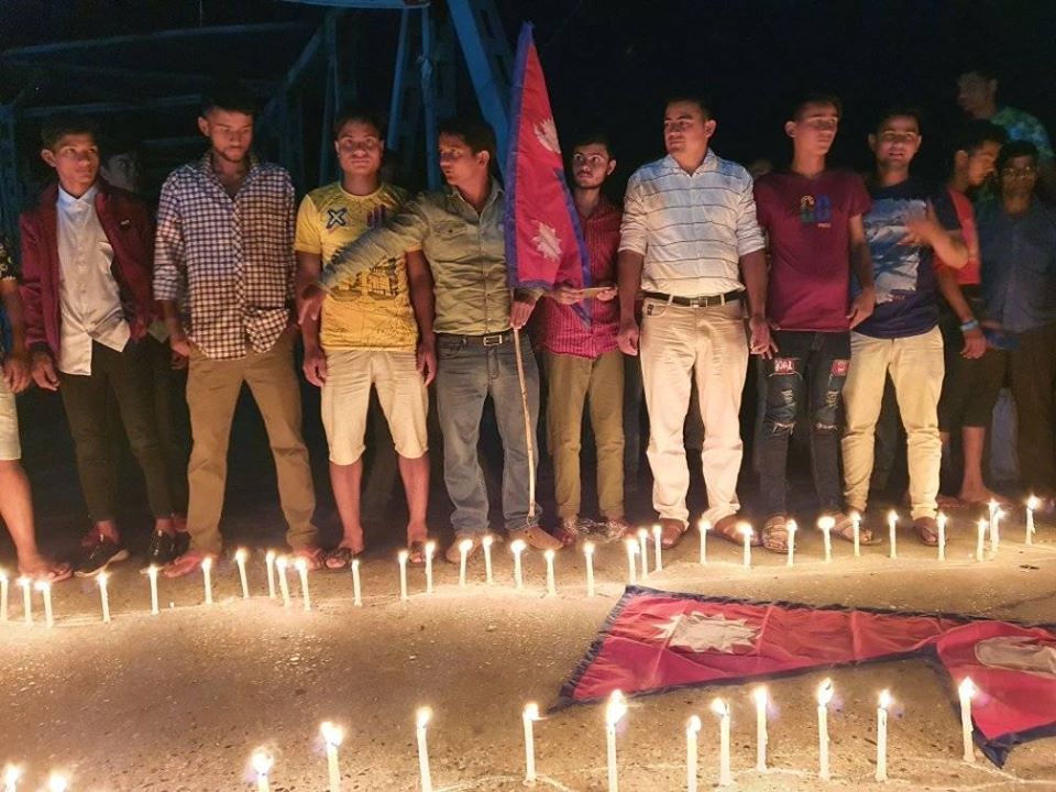 सरकारले नक्सा सार्वजनिक गरेको खुसीयालीमा दार्चुलाको शैल्यशिखरमा दीप प्रज्वलन