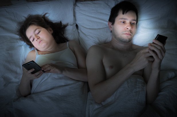 श्रीमान र श्रीमतीको सम्बन्धमा सामाजिक सञ्जालले कति खटपट ल्याउँछ ?