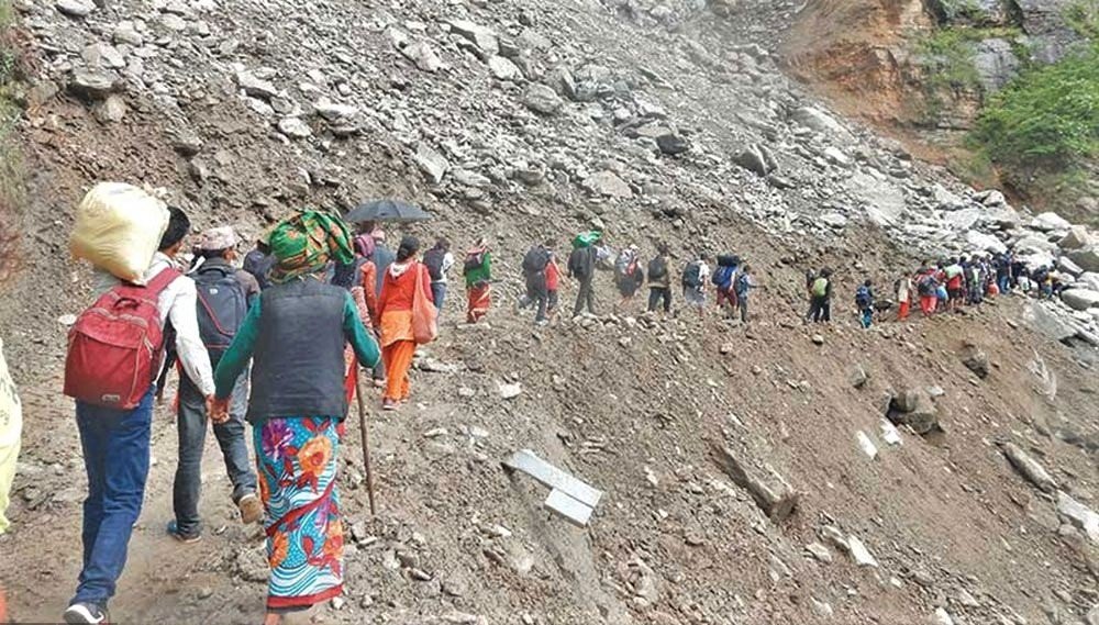 पहिरोका कारण कर्णाली राजमार्गको दैलेख सडकखण्ड अवरुद्ध, एक सुत्केरी १८ घण्टा देखि अलपत्र