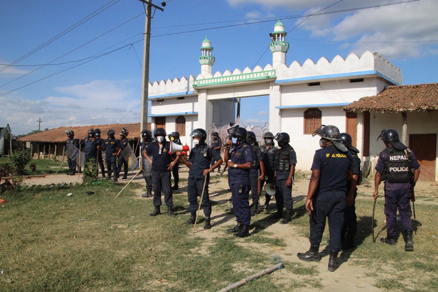 क्वारेन्टिनबाट निस्किएर सडकमा अवरोध, प्रहरीले गरे हवाई फायर