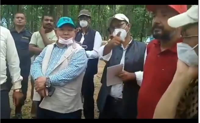 वन अनुगमनमा गएका सांसद आले विवादमा, टाउको तल गरेर कुरा गर भन्दै अध्यक्षलाई दिए धम्की