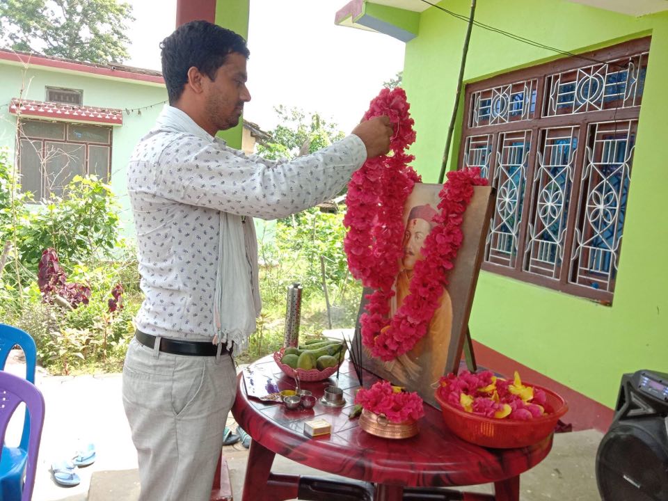 घरमा भानुजयन्ती मनाउँदै हस्तबहादुर पौडेल, भानु पुस्तकालय स्थापनाको पहल गर्ने वडाध्यक्षको प्रतिबद्धता