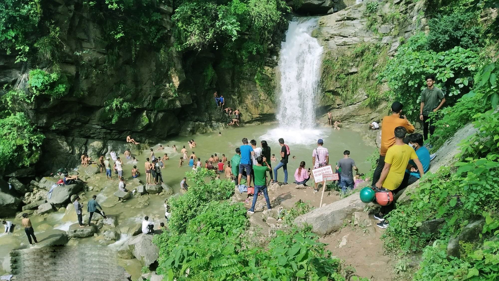लकडाउन अन्त्यसँगै कञ्चनपुरको मनमोहक बतासे झरनामा पर्यटकहरुको ओइरो