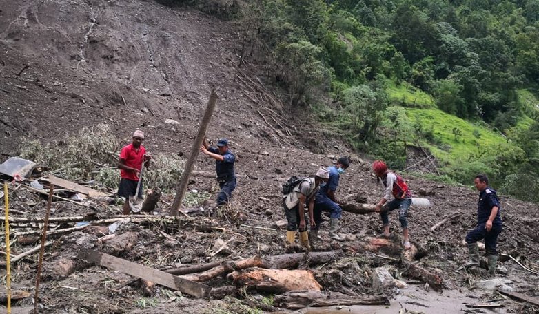 ‘श्रीमती र छोरीलाई तान्दातान्दै पहिरोले बगायो’
