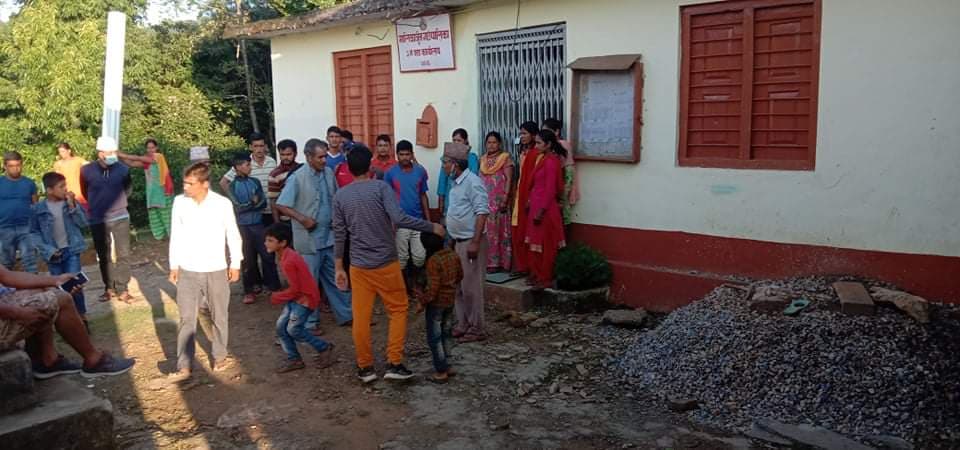 दार्चुलाकाे मालिकार्जुनमा निर्माण भइरहेको सडकमा वडाध्यक्षकाे अवरोध