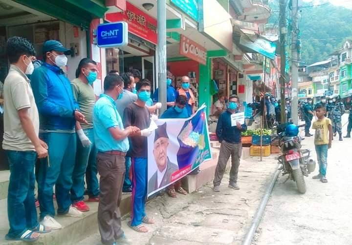 ओलीको समर्थनमा मेलम्चीमा मौन प्रदर्शन