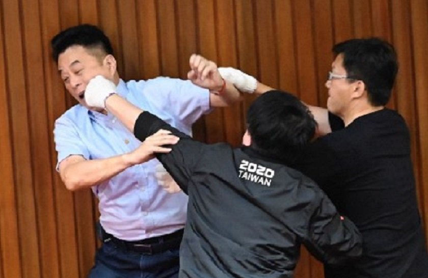 व्यवस्थापिका संसदको बैठकमै मुक्का हानाहान