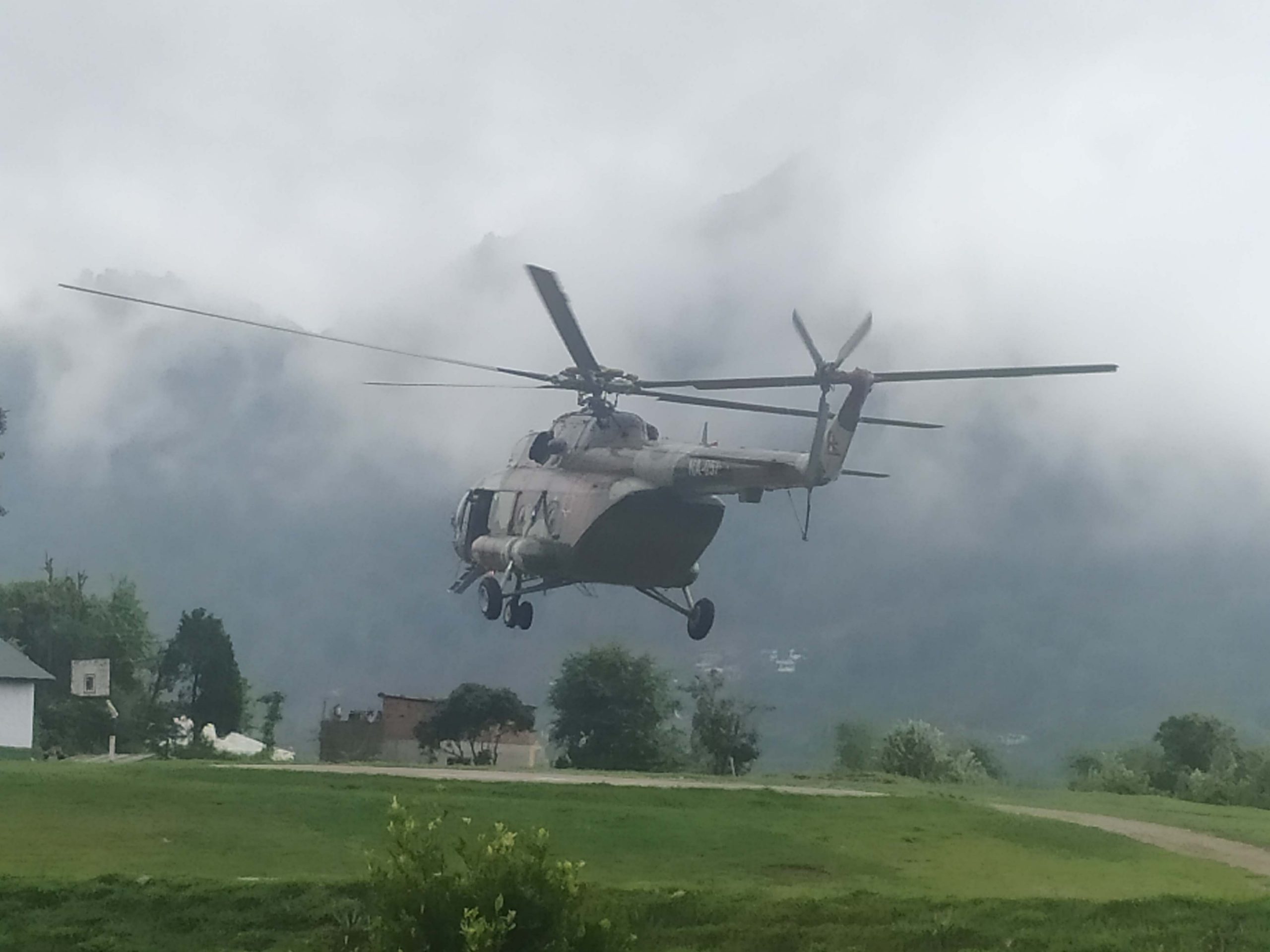 बझाङमा एक गर्भवती महिलाको हेलिकोप्टरबाट उद्धार