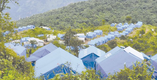 सिन्धुपाल्चोकका पहिरो पीडित टेन्टमा