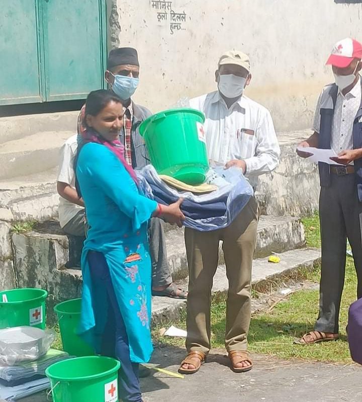 रेडक्रसद्वारा दार्चुलाको मालिकार्जुन गाउँपालिकाका २१ परिवारलाई राहत बितरण
