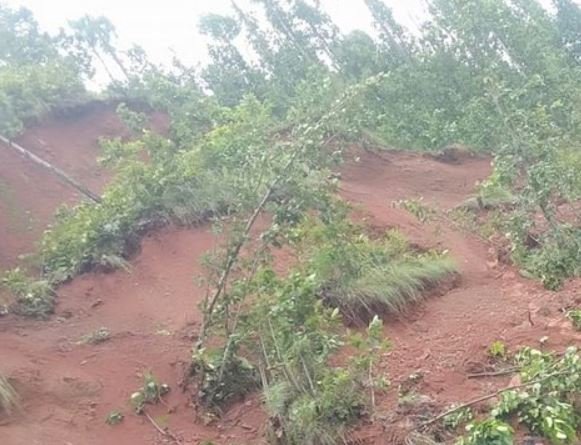 पहिरोका कारण सिद्धार्थ राजमार्ग अवरुद्ध