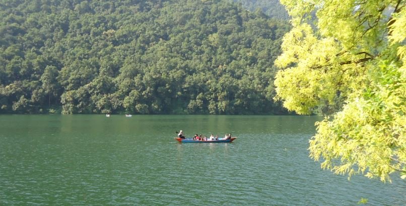 हावाहुरीका कारण फेवातालमा पल्टिएको डुङ्गामा सवार सबैको उद्वार, एक जनाको उपचार हुँदै