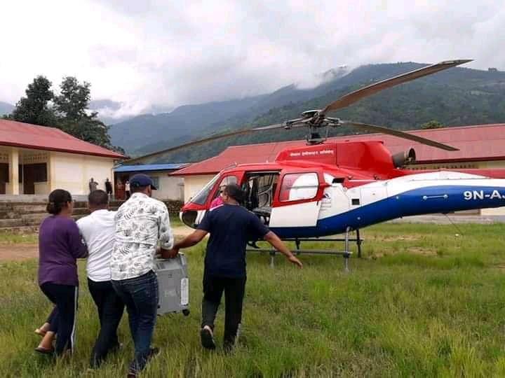 गाउँपालिकाको पहलमा हेलिकोप्टर मार्फत शिशुको उद्धार