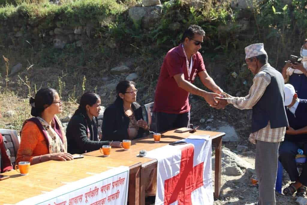 रेडक्रस बाजुराद्वारा बाढीपिडितलाई राहत साम्रगी बितरण
