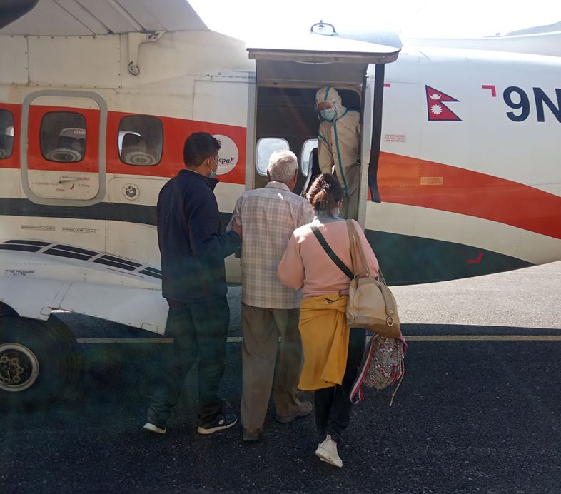 एक लाख ५० हजारमा जहाज चार्टर्ड गरेर डोटीको बिरामीलाई उपचारका लागि कैलाली ल्याइयाे