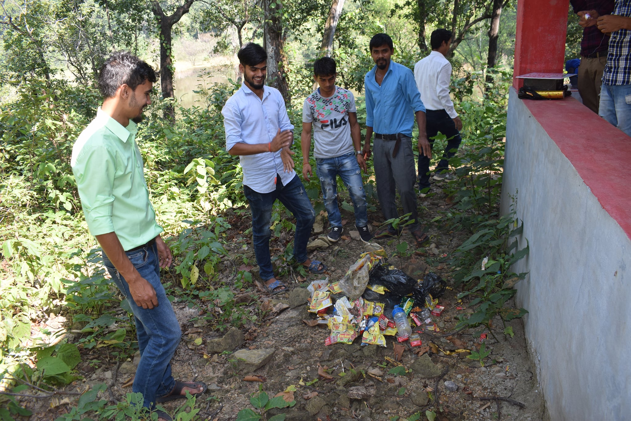 बेदकोटका दुई युवाले जन्मदिनको अवसरमा सिद्धसरोवर तालमा सरसफाई गरे
