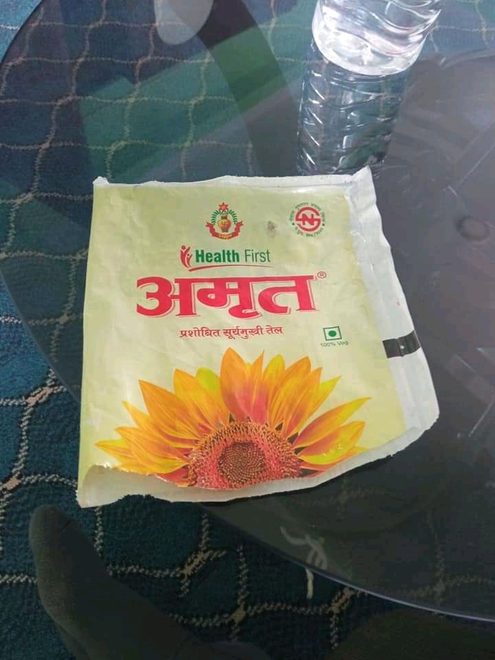 अमृत सुर्यमुखी तेलको प्याकेट भित्र कुहिएको बस्तु भेटिएपछी बिक्री बितरणमा रोक