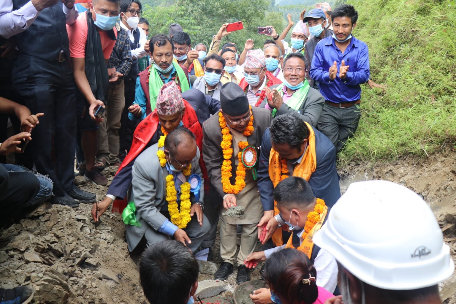 गाउँपालिकाको केन्द्र जोड्ने पक्की सडकको शिलान्याश