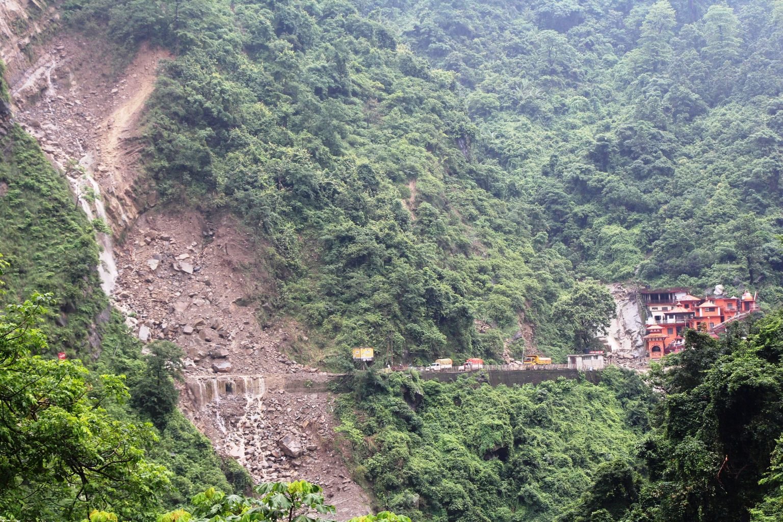 दुईजना सवार मोटरसाइकल तिनाउ खोलामा खस्यो