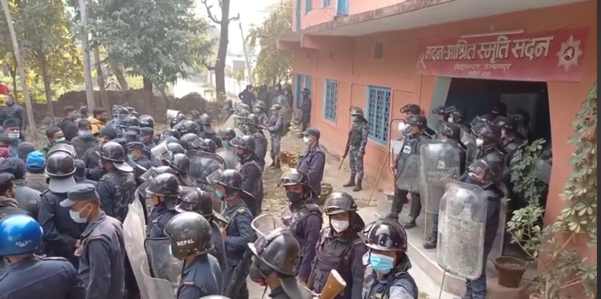 नेकपा कञ्चनपुरको कार्यालयमा ओली समूहको ताला, प्रहरी र दाहाल-नेपाल समूहका कार्यकर्ताबीच झडप